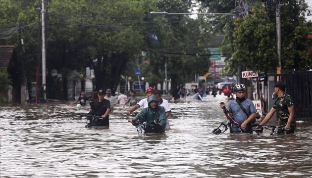 Endonezya'da sel felaketinden ölenler artıyor