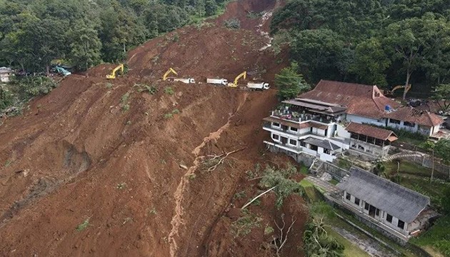 Toprak kayması felaketinde ölü sayısı artıyor