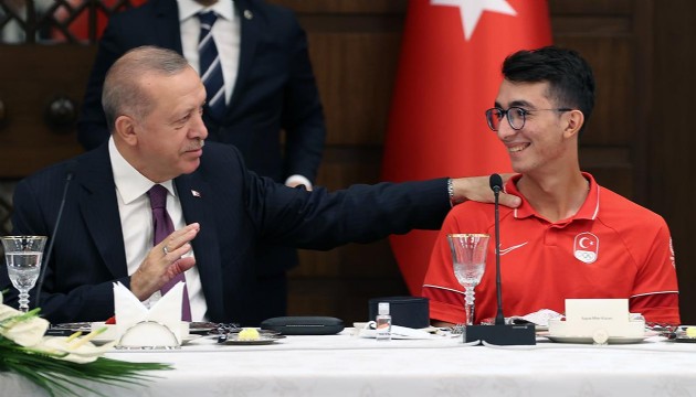 Cumhurbaşkanı Erdoğan Mete Gazoz'u arayarak tebrik etti