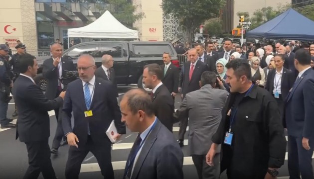 Cumhurbaşkanı Erdoğan BM binasına yürüyerek geçti