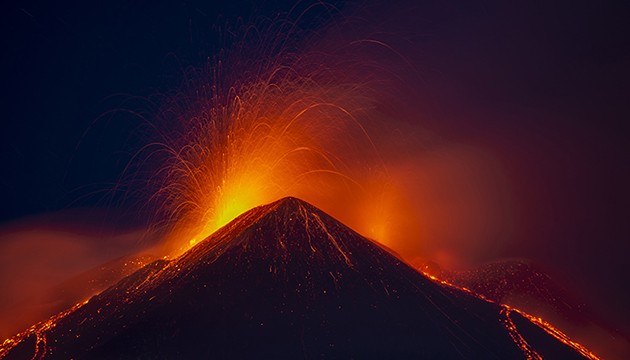 Etna Yanardağı yoğun kül ve lav püskürttü