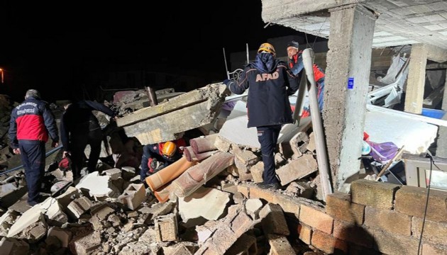 Şanlıurfa'da orta hasarlı ev çöktü: 2 ölü!