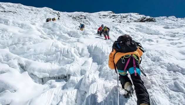 Everest’e tırmanması 15 bin dolar oldu