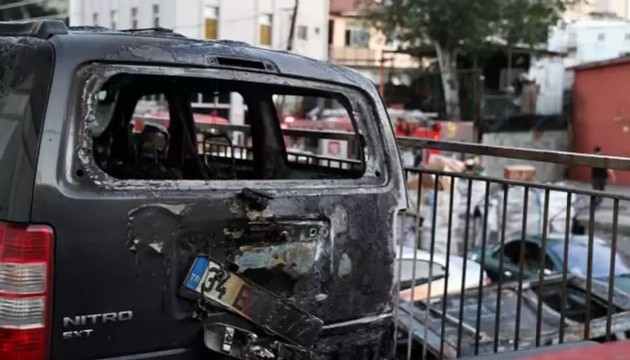 Onlarca otomobil küle döndü