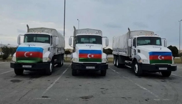 Azerbaycan'dan İran'a yardım tırı