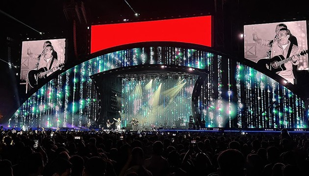 Ferhat Göçer Van'da sahne aldı