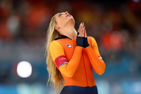 Yarış sonundaki pozu gündem oldu: Fermuarını açtı sponsorluğu kaptı