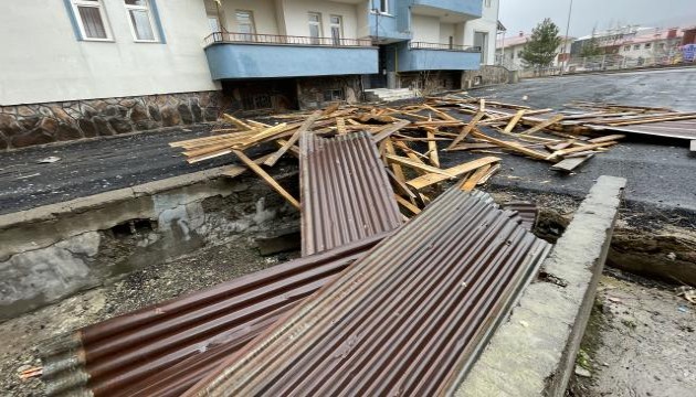 Bingöl'de şiddetli rüzgar çatıları uçurdu