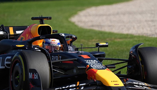 Verstappen pole pozisyonunu bırakmadı