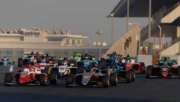 Alp Aksoy Formula Trophy'de şampiyon