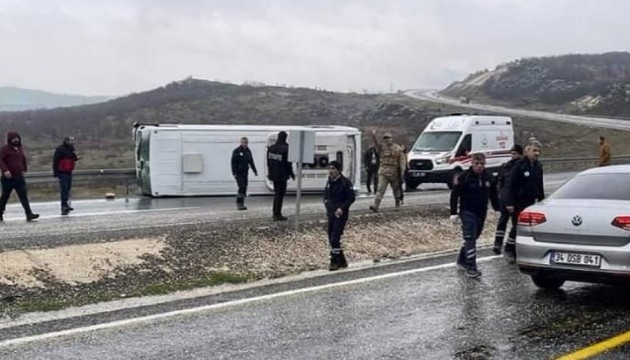 Futbolcuları taşıyan araç devrildi: Çok sayıda yaralı var!