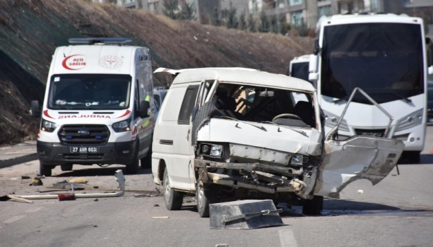 Gaziantep'te otomobil ile hafif ticari araç çarpıştı: 1 ölü