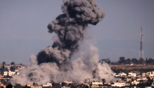 İsrail'in Gazze'de bir eve düzenlediği hava saldırısında 3 Filistinli hayatını kaybetti