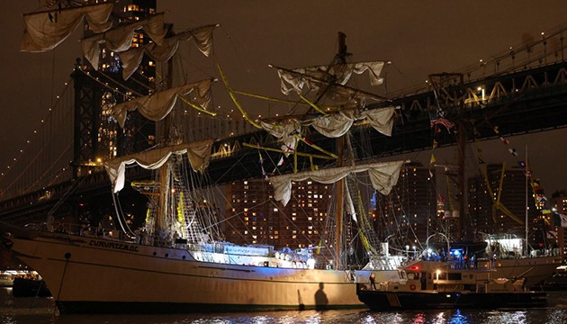 Donanma gemisi köprüye çarptı