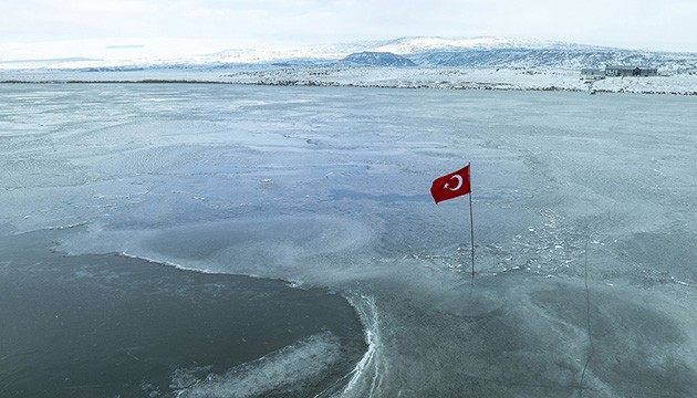 Buz tutan Çıldır Gölü'nün eşsiz görüntüsü