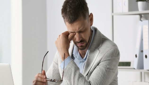 Uzmanı uyardı: Göz kaşımak düşündüğünüzden tehlikeli olabilir