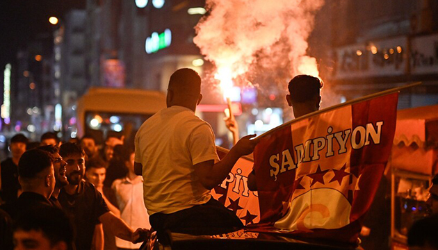 Galatasaray taraftarları şampiyonluğu kutladı