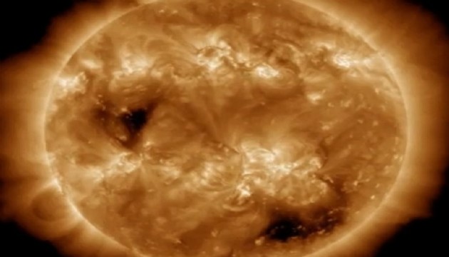 Tam 20 Dünya'ya bedel: Güneş'teki şaşırtan delikler...