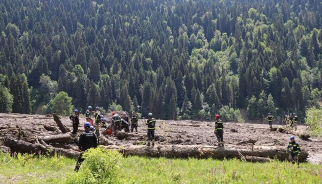 Gürcistan'ın tatil beldesinde heyelan: 11 ölü