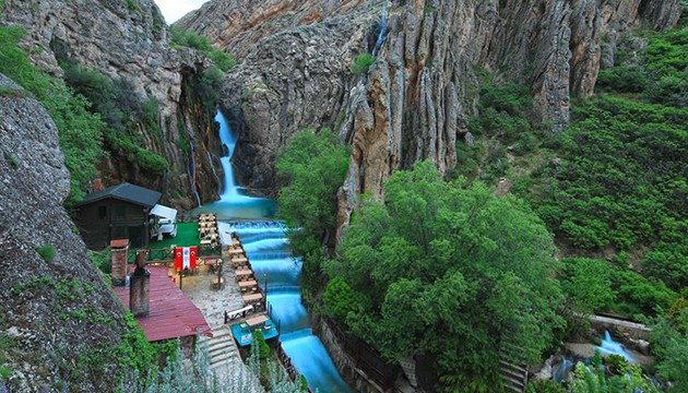 Gürpınar Şelalesi'nde renk cümbüşü