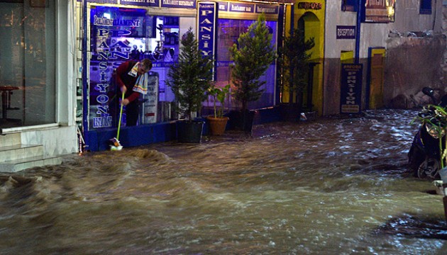 Bodrum’da sağanak: Caddeler dere oldu!