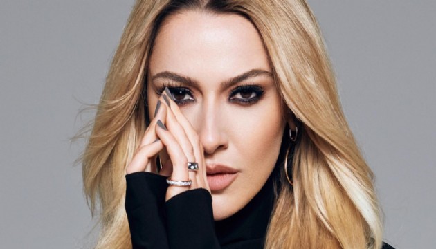 Hadise 29 Ekim'e özel kıyafet tasarlattı