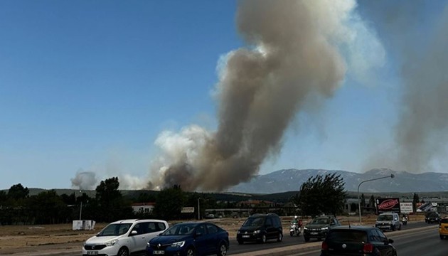 İzmir'de orman yangını: Uçuş seferleri aksadı