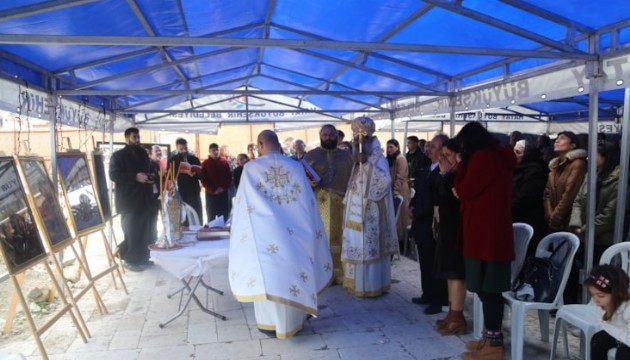 Hatay'da enkazların arasında Noel ayini yapıldı