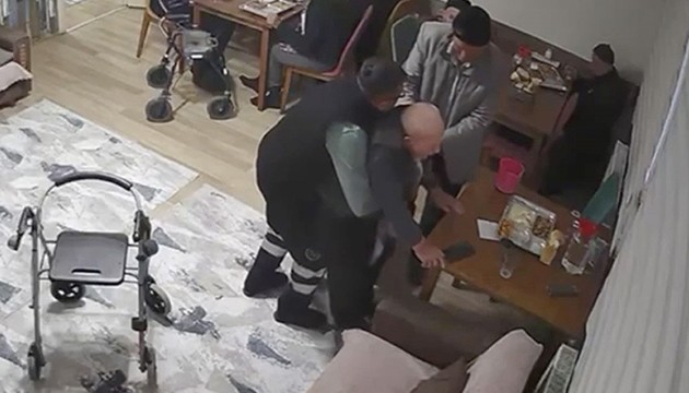 Yaşlı adam Heimlich manevrasıyla hayata tutundu