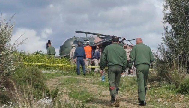 İzmir'de askeri helikopter acil iniş yaptı!