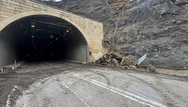 Heyelan nedeniyle yol iki yönde ulaşıma kapandı