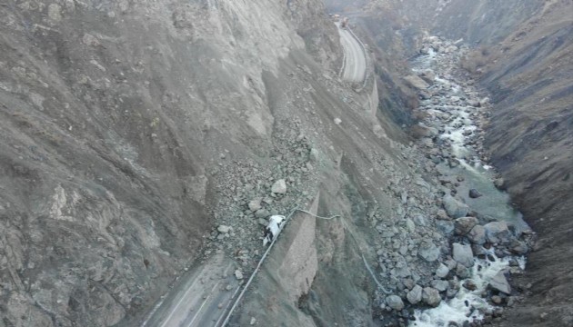 Kara yolunda korkutan heyelan! 3 yaralı