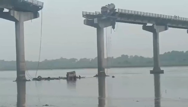 Köprünün ortası çöktü: 9 ölü