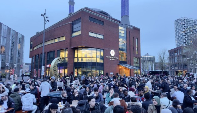 Hollanda’da cami önünde 1500 kişilik sokak iftarı düzenlendi