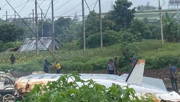 Askeri uçak fabrikanın üzerine düştü