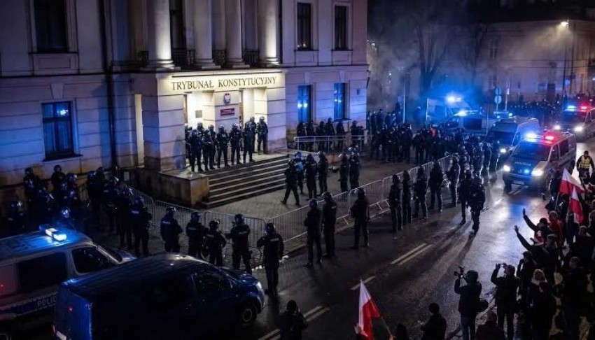 Polonya karıştı: Anayasa Mahkemesi'ne polis ablukası