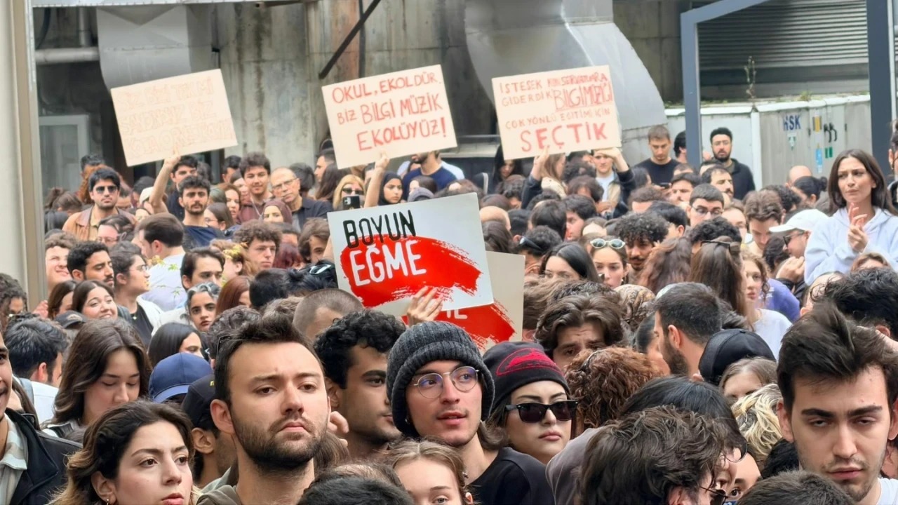Bilgi Üniversitesi'nde kapılar kapandı: Öğrenciler eylem yaptı