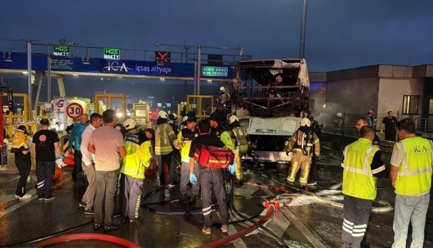 İstanbul'da bariyerlere çarpan yolcu otobüsü yandı: Can kaybı ve yaralılar var