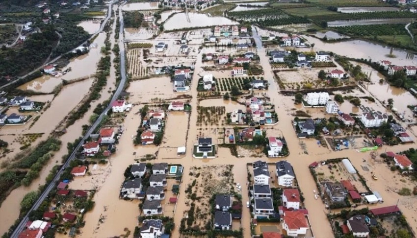 Dalaman'da sağanak hayatı felç etti: Dere taştı, yollar kapandı