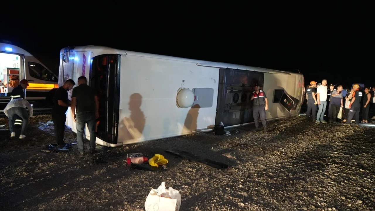 Yolcu otobüsü devrildi: Çok sayıda yaralı var