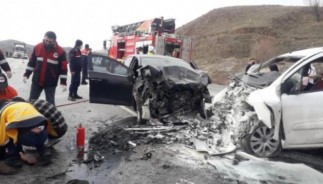 Afyonkarahisar'da iki kamyonet çarpıştı: 5 yaralı