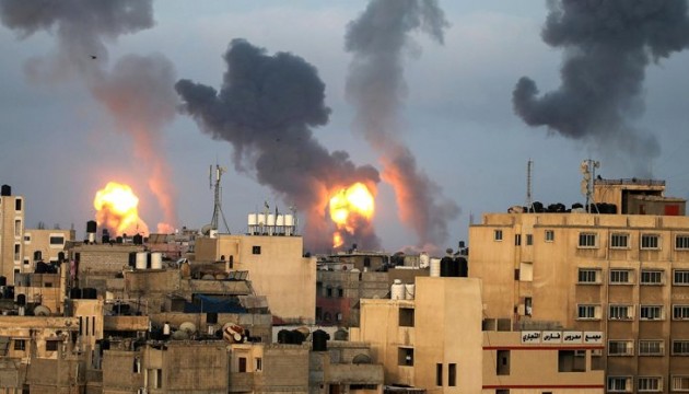 Gazze'de iki bakanlık binası bombaların hedefi oldu