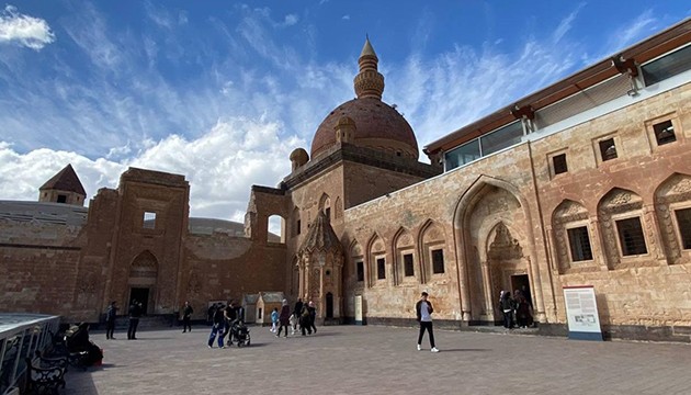 İshak Paşa Sarayı'na ziyaretçi akını