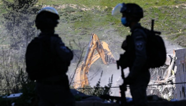 İsrail, Batı Şeria'da Filistinlilere ait bir evi yıktı