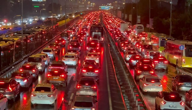 İstanbul'da trafik yoğunluğu yüzde 90