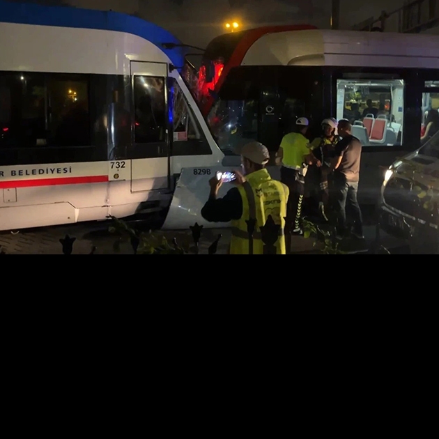 İstanbul'da iki tramvay kafa kafaya çarpıştı: Yaralılar var