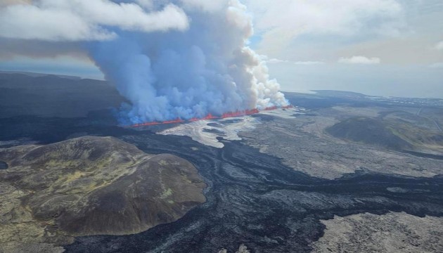 İzlanda'daki bir yanardağ lav püskürtmeye devam ediyor