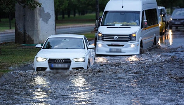 İzmir'de sağanak etkili oldu