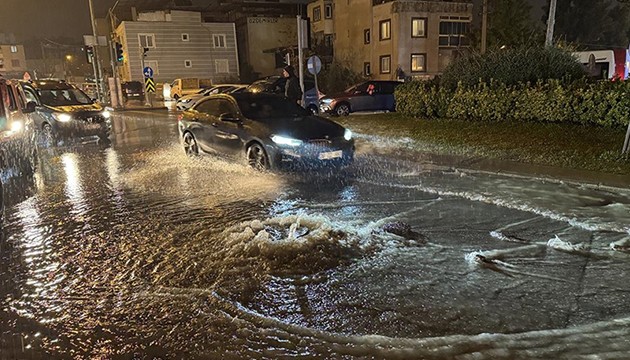 İzmir'de sağanak hayatı olumsuz etkiledi