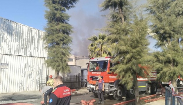 İzmir'de kimya fabrikasında yangın